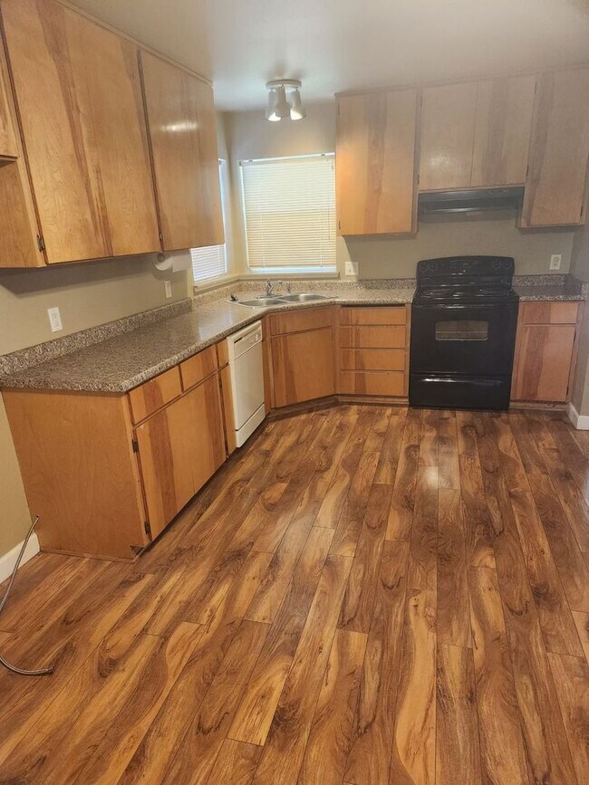 Building Photo - ***PROCESSING APPLICANT***Great 3 bdrm, 1....