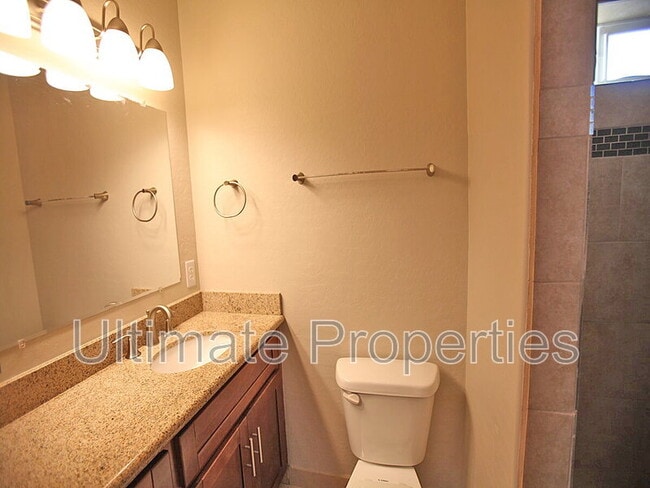 Building Photo - 1003 W Howe St