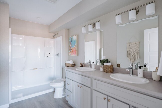 Building Photo - Gorgeous Townhome near Edgewater!