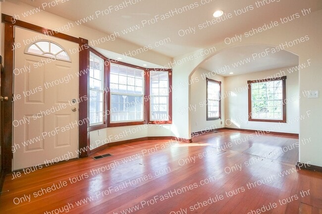 Building Photo - 3232 N Michigan Ave