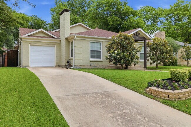 Building Photo - "Beautifully Maintained 3-Bedroom, 3-Bath Gem with Modern Updates, Spacious Living and Exceptiona...