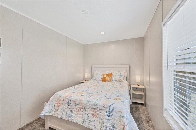 Building Photo - 3230 Smith St