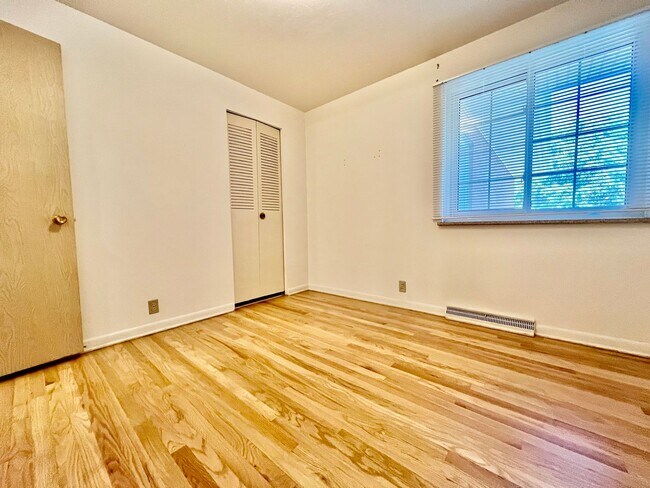 Building Photo - Large Aurora Lynn Knolls Home