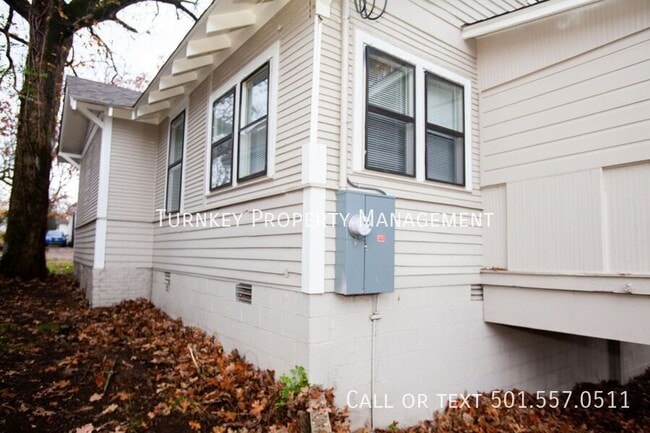 Building Photo - 1415 S Cedar St