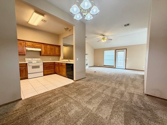 Building Photo - Half duplex in a fantastic location!