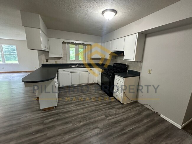 Building Photo - Spacious Warren Township, 3 Bedroom/1.5 Ba...