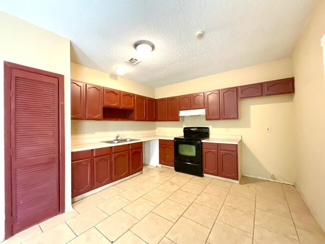 Building Photo - AVAILABLE NOW! 2 Bedroom / 1 Bath Home Near Randolph AFB!