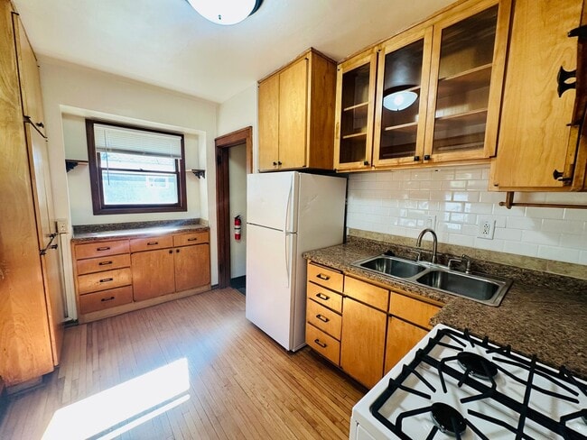 Building Photo - Charming 2-Bedroom Home with Hardwood Floo...