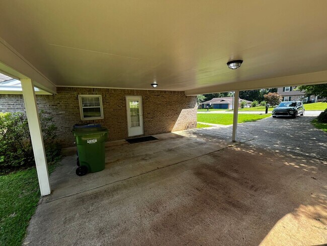 Building Photo - Beautiful New to Market!