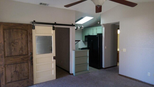Building Photo - Unique 2 bed 2 bath 1 car with rare study ...