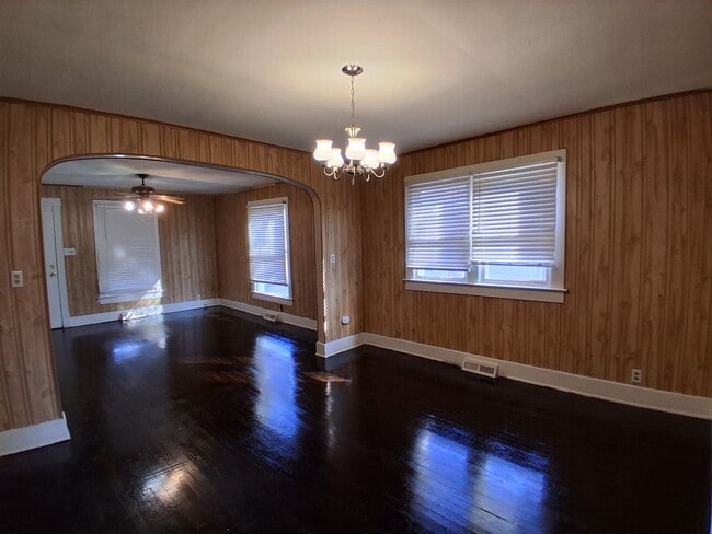 Building Photo - 206 W 7th St