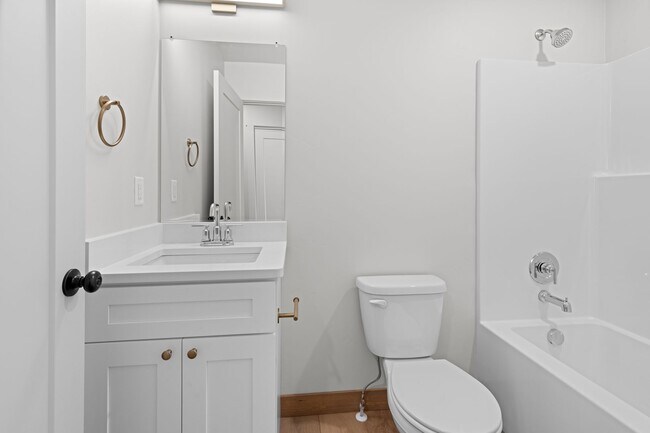 Building Photo - 865 9th St W