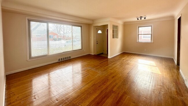 Building Photo - Three Bedroom Brick Ranch in Oak Park with...