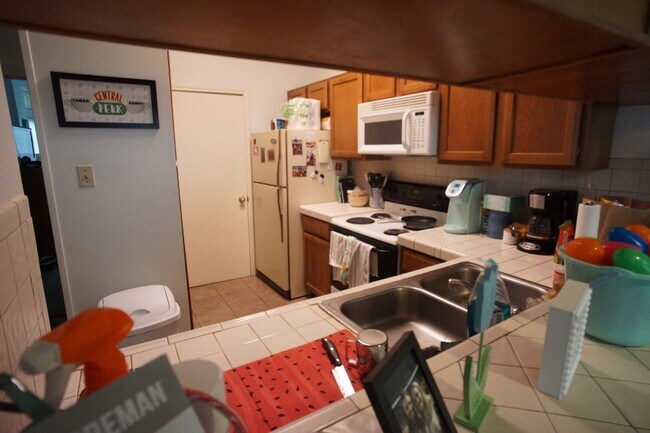 Building Photo - 2/2 Apartment Walking Distance from UT