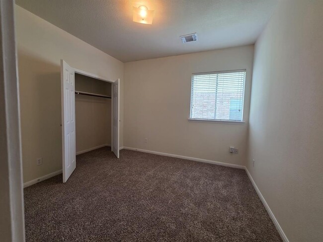 Building Photo - 2026 Makenna Ln