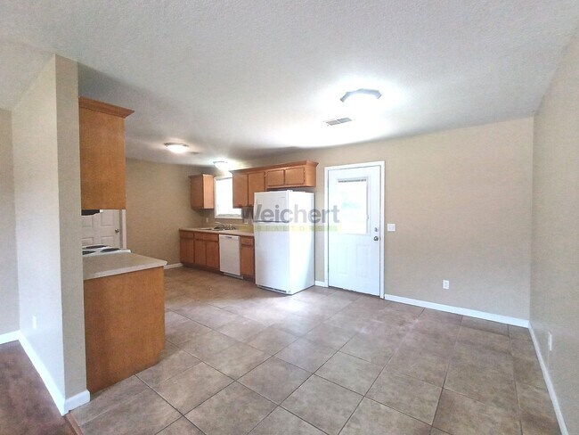 Building Photo - 3Bed/2Bath w/ fenced backyard