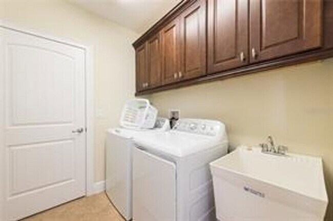 Building Photo - 241 Lasso Dr