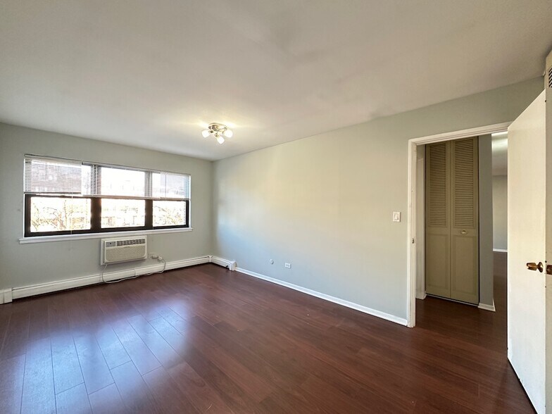Building Photo - 701 Elm Pl