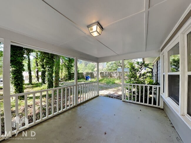 Building Photo - 5613 Deerborn Dr