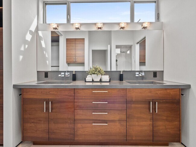 Building Photo - Solana Beach Paradise