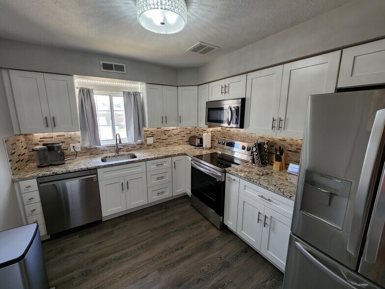 Building Photo - 10391 Glenway Dr