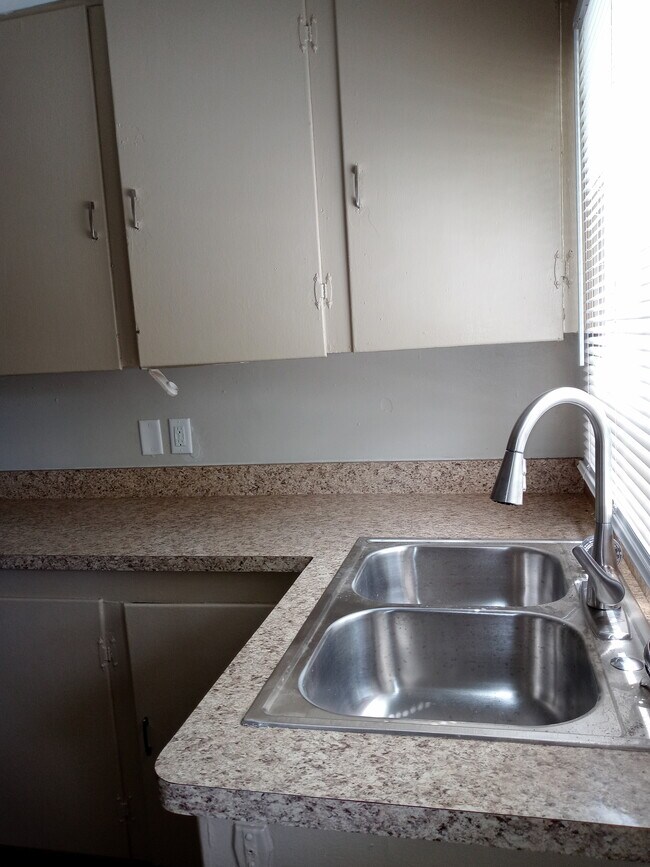 Building Photo - 701 Varsity Dr