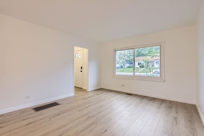 Building Photo - Remodeled 2BD, 1.5BA Chaffee Park Home with 1-Car Garage