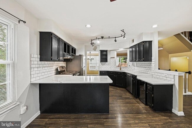 Primary Photo - 43515 Blacksmith Square