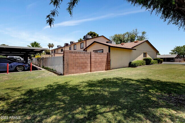 Building Photo - 3012 W Bethany Home Rd