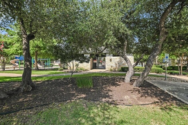 Building Photo - 13400 Briarwick Dr