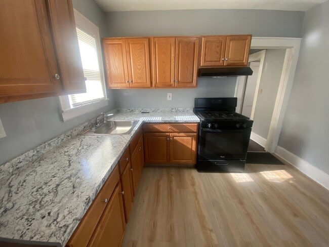 Building Photo - 133 Willowdale Ave