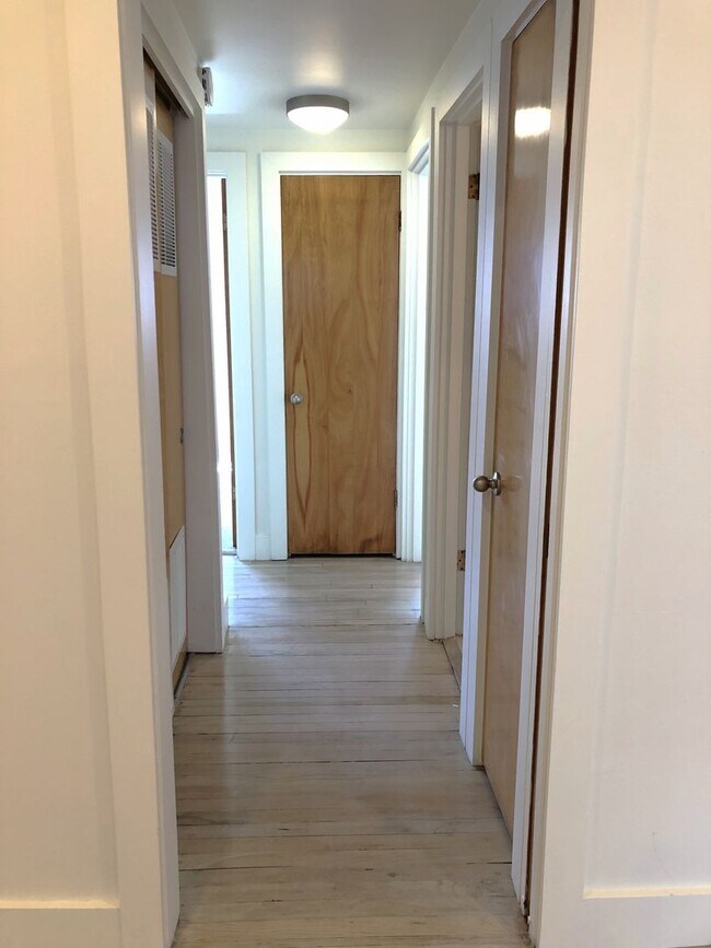 Building Photo - Beautiful 2 Bedroom Apartment with Office in Sugar House!