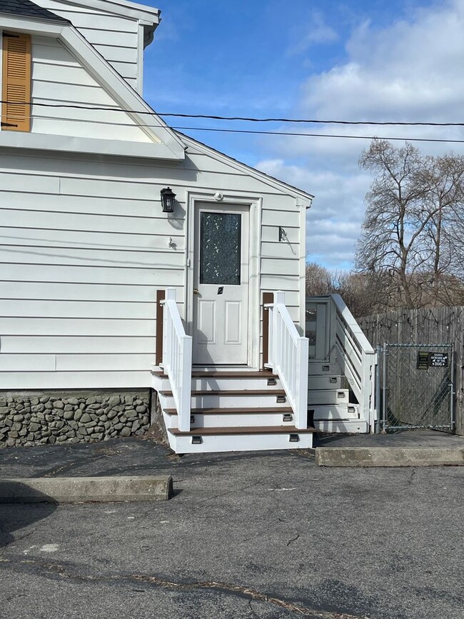 Building Photo - Sunny, Clean, Quiet 2 bedroom 1 bath 2nd floor apartment