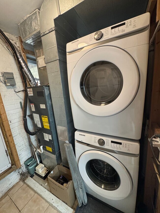 Building Photo - Centrally Located 1BR/1BA English Basement in Capitol Hill Basic Utilities Included