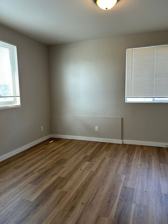 Building Photo - Top Floor - Fully Remodeled 1 BD/ 1 BA!!