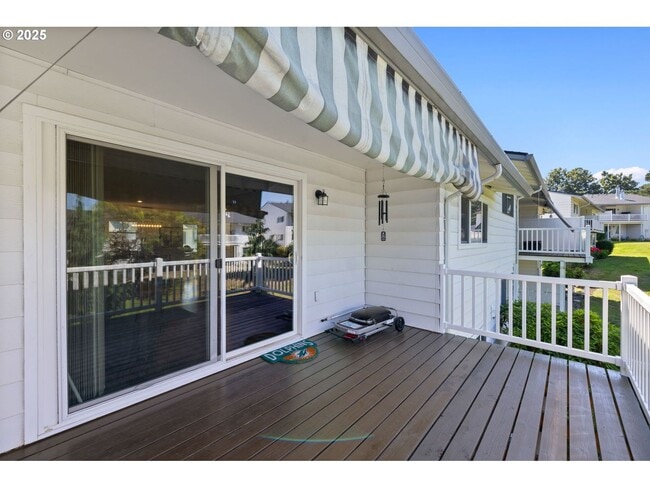 Building Photo - Bright and Open 1,638 SqFt Home Featuring Fireplace, Updated Kitchen & Scenic Outdoor Views ***Wa...