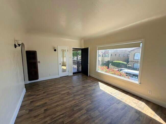 Building Photo - 358 Orange Ave