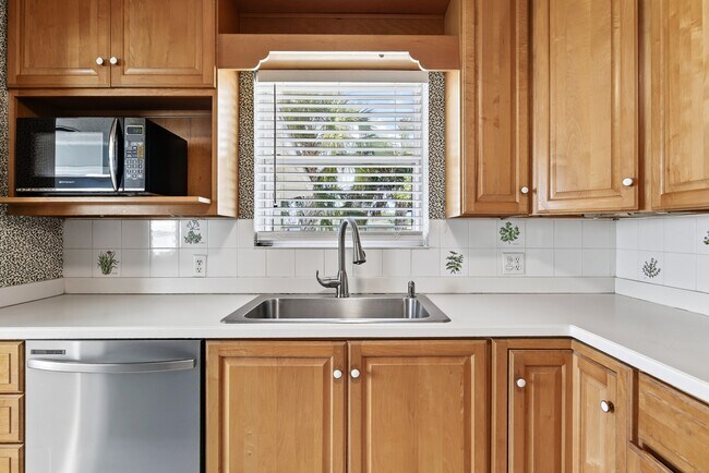 Building Photo - 6635 Blackwood Dr