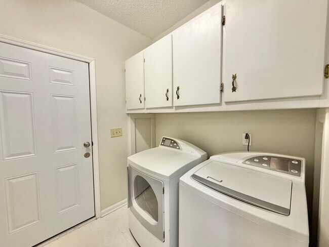 Building Photo - **OFFERING WAIVED APPLICATION FEES & $200 ...