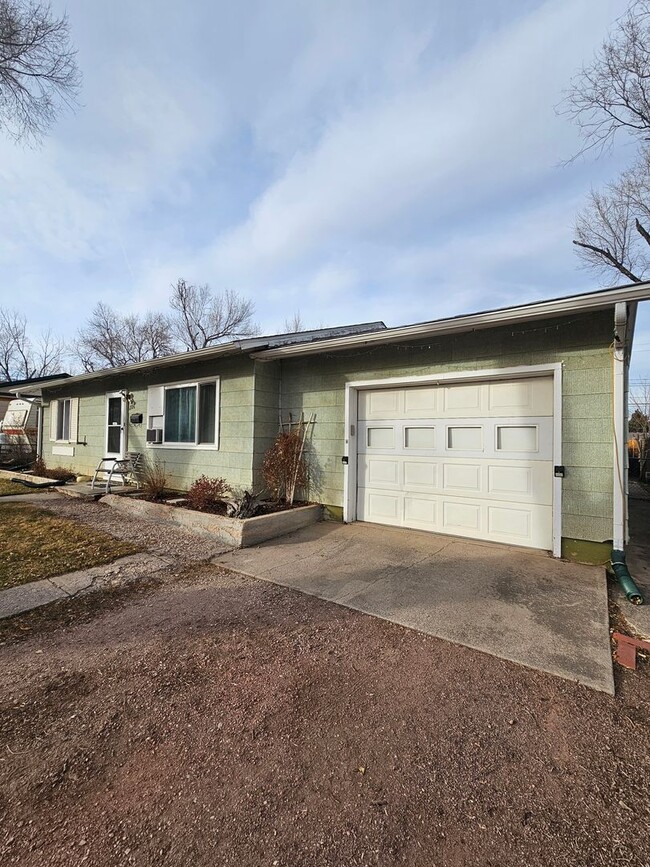 Building Photo - Cozy 2 bedroom for Rent on Rockwood Avenue