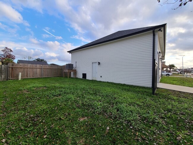 Building Photo - 8501 Prince Dr