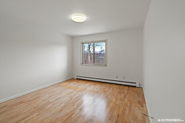 Building Photo - 2 Bed/ 2 Bath / Garage - Anchorage Condo!