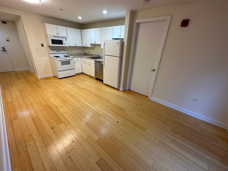Building Photo - 32 Boylston St