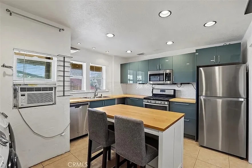 kitchen and dishwaser - 418 E 14th St
