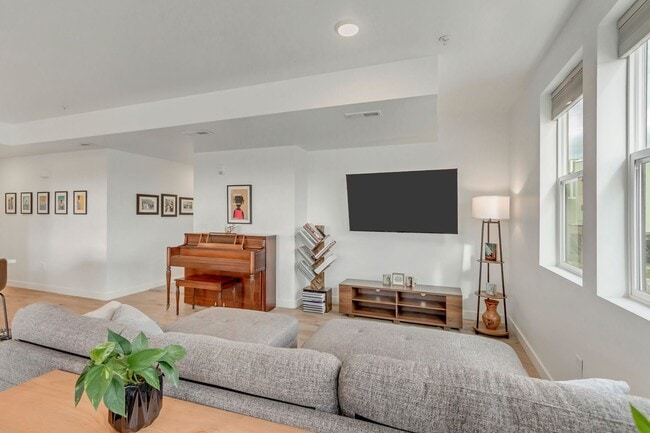 Building Photo - Spacious 3 Bed 2 Bath Condo in Sandy!