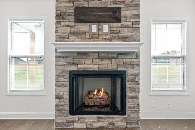 Building Photo - Pet Friendly Three Bedroom with Bonus!