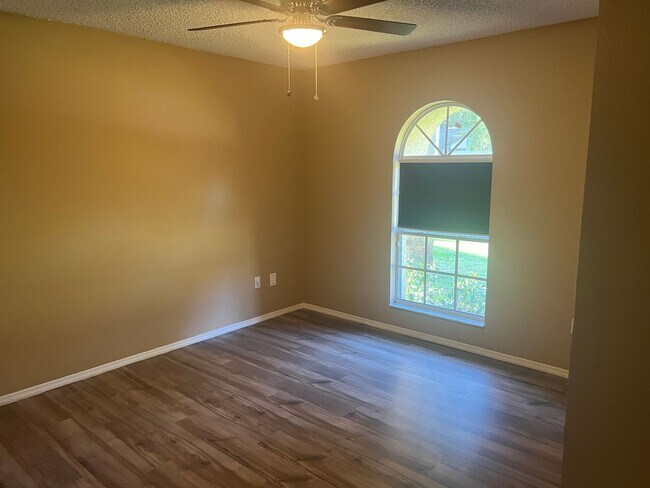 Building Photo - Large 4/2 with 2 Car Garage & Huge Fenced ...