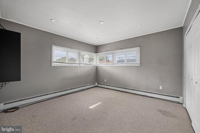 Building Photo - 47 Glenwood Ln