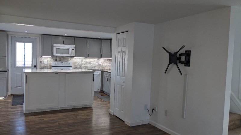 Building Photo - 2425 E Ave