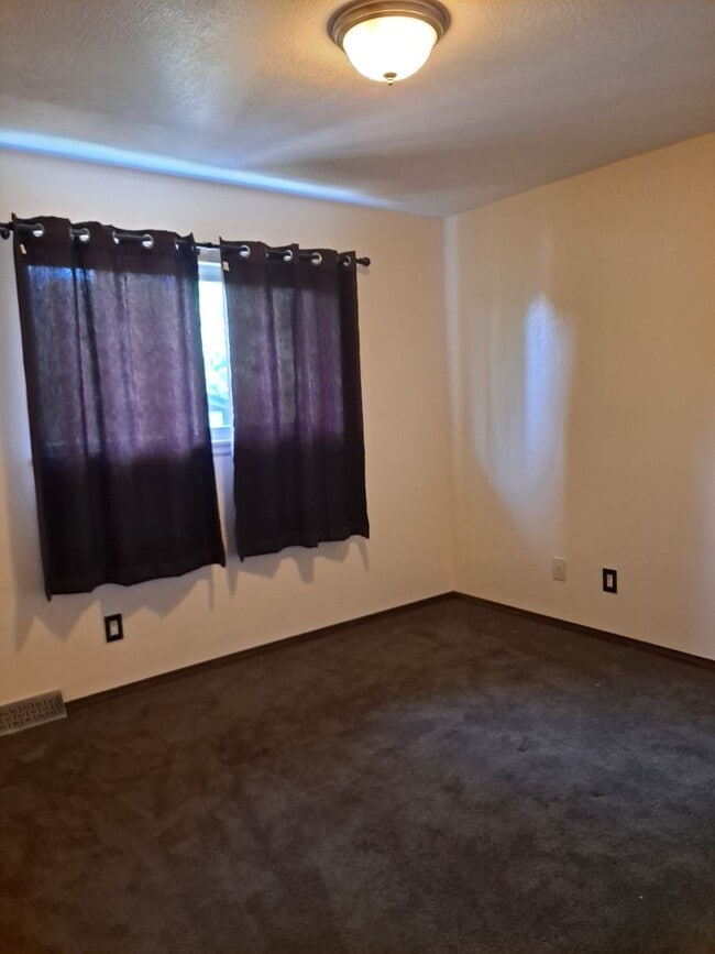 Building Photo - ALL PROSPECTIVE TENANTS MUST SUBMIT A $58 ...